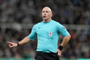L'arbitro Simon Hooper