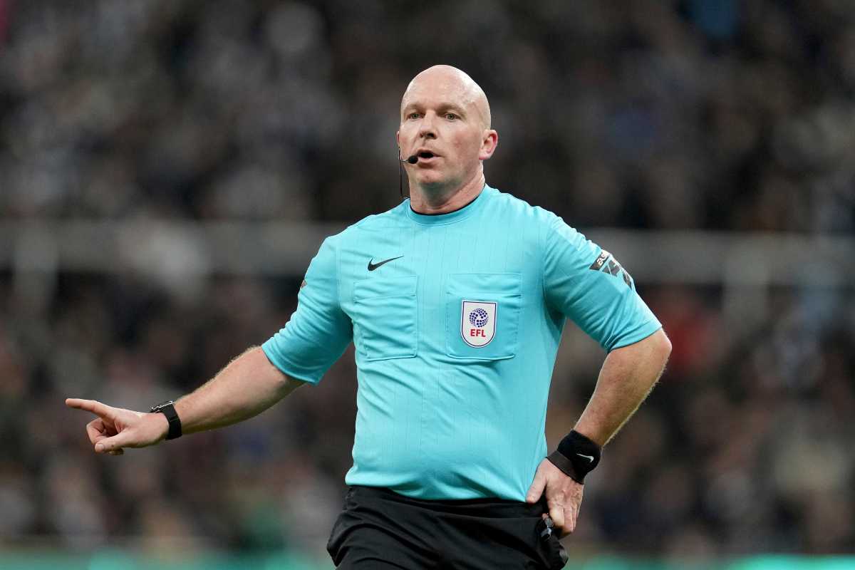 L'arbitro Simon Hooper