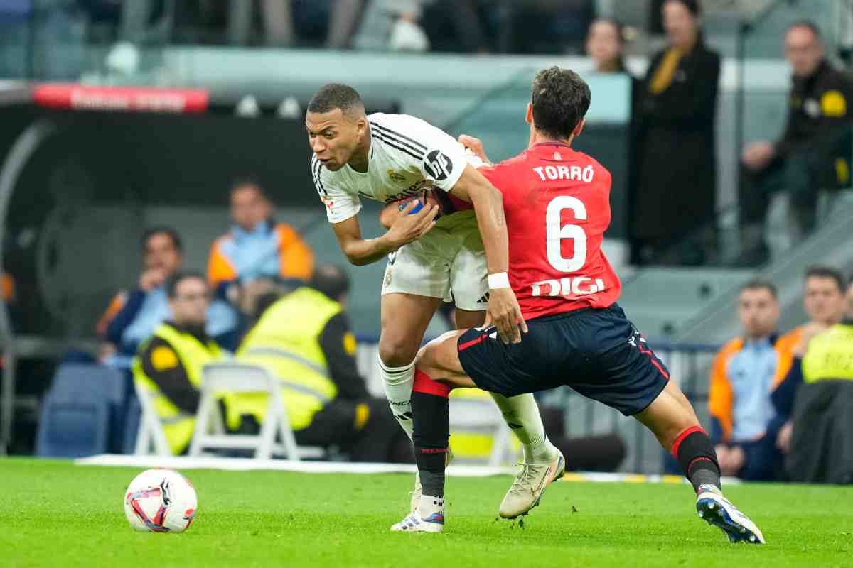 Torrò commette fallo su Mbappé