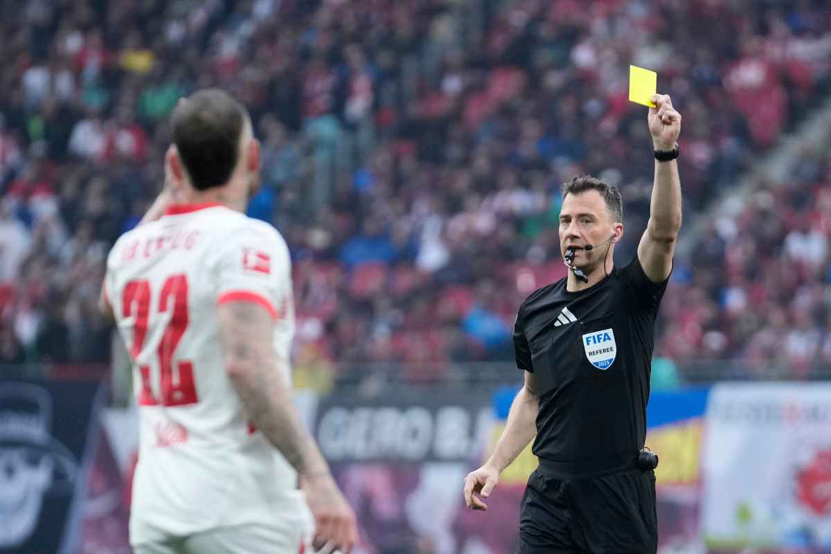 Zwayer ammonisce un calciatore