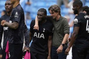 Kudus abbracciato dall'allenatore