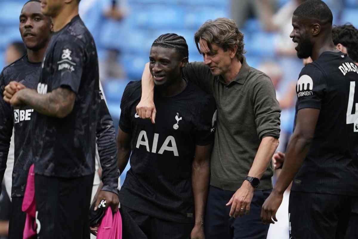 Kudus abbracciato dall'allenatore
