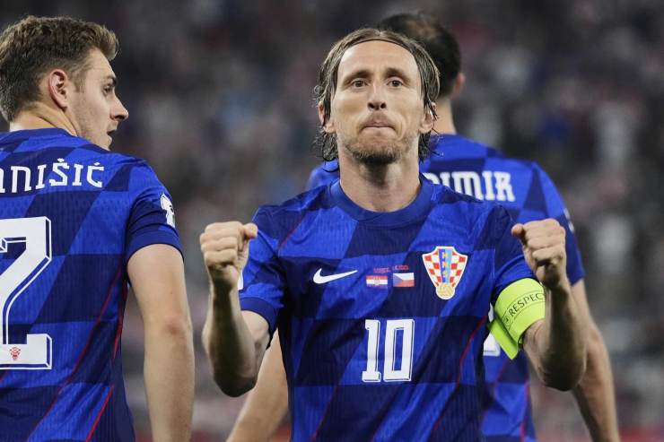 Luka Modric esulta dopo un gol