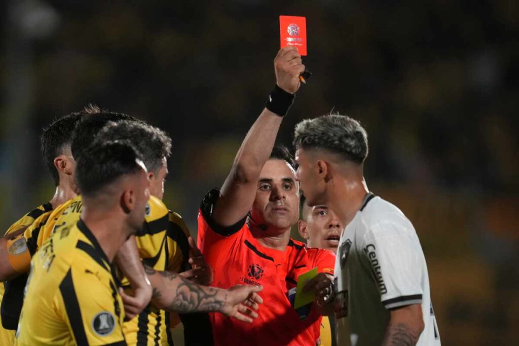 L'arbitro estrae il cartellino rosso