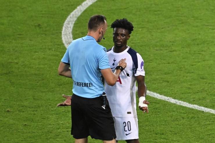 Kudus parla con l'arbitro