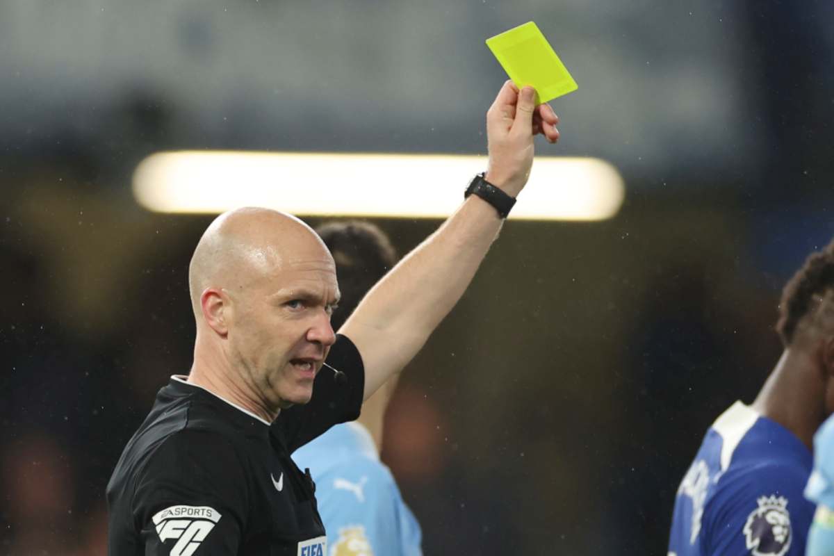 Anthony Taylor mostra un cartellino giallo