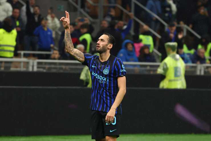 Hakan Calhanoglu esulta dopo il gol