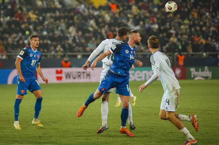 Donley prova ad incornare di testa