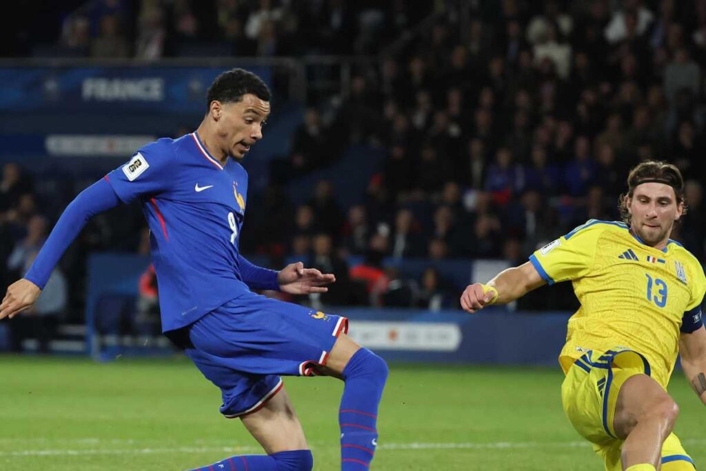 Ekitike prova ad arrivare sul pallone