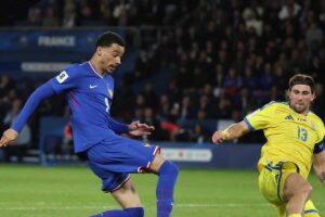 Ekitike prova ad arrivare sul pallone