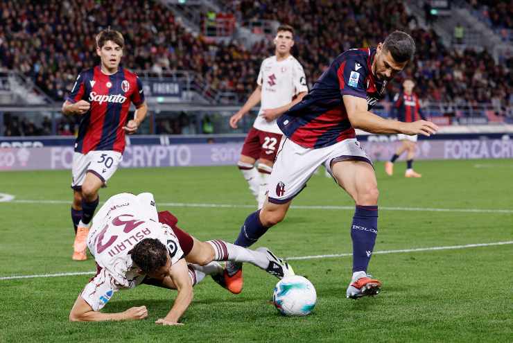 Orsolini prova a sradicare il pallone dai piedi avversari