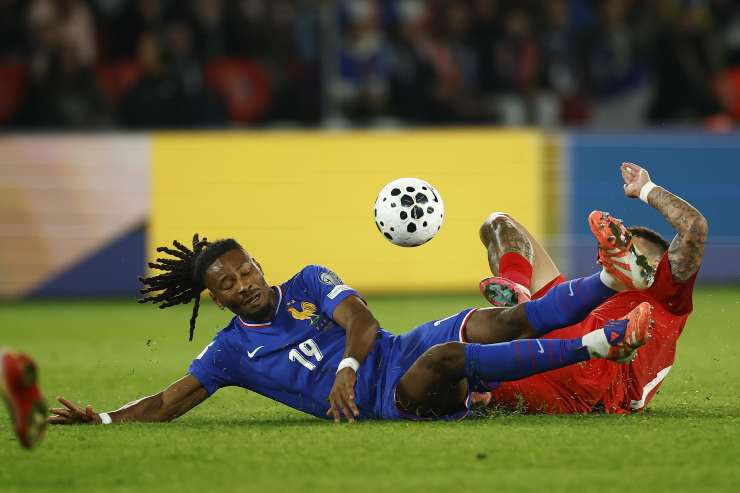 Khephren Thuram prova ad intervenire in scivolata