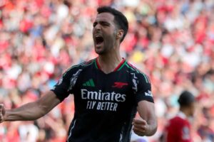 Merino esulta con i suoi compagni