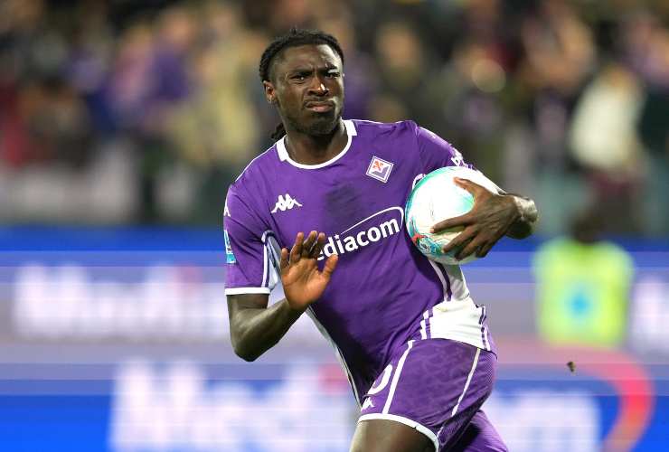 Moise Kean raccoglie il pallone dopo averlo scaraventato in rete