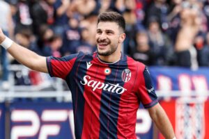 Orsolini festeggia un gol