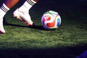 Un giocatore si avvicina al pallone