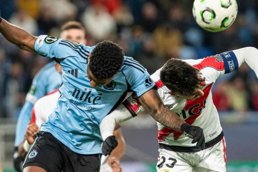 Giocatore del Rayo a contrasto con il suo marcatore