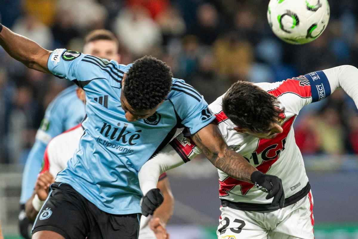 Giocatore del Rayo a contrasto con il suo marcatore