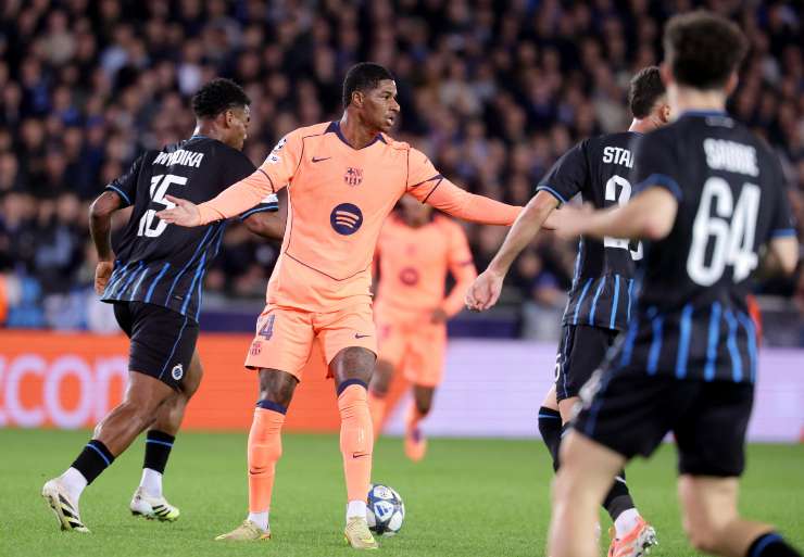 Marcus Rashford allarga le braccia