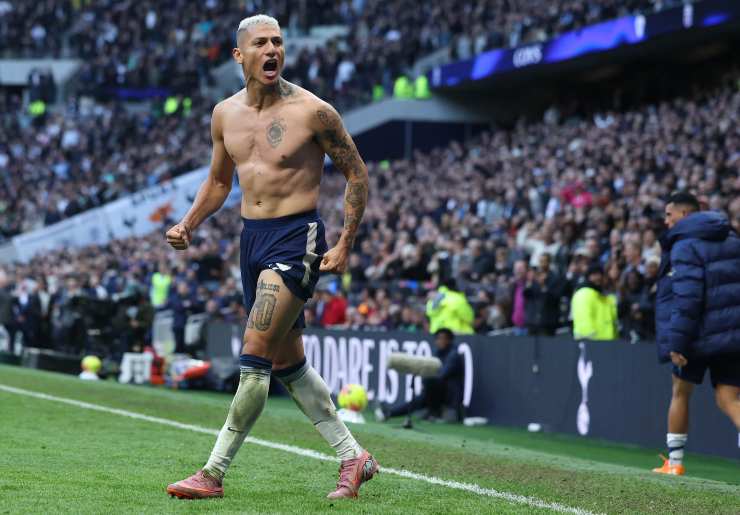 Richarlison si toglie la maglia durante un'esultanza