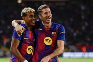 Lamine Yamal abbraccia Lewandowski