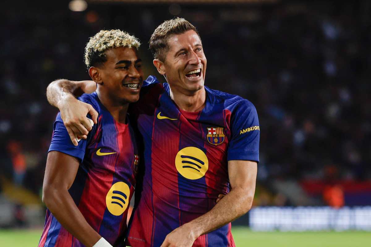 Lamine Yamal abbraccia Lewandowski
