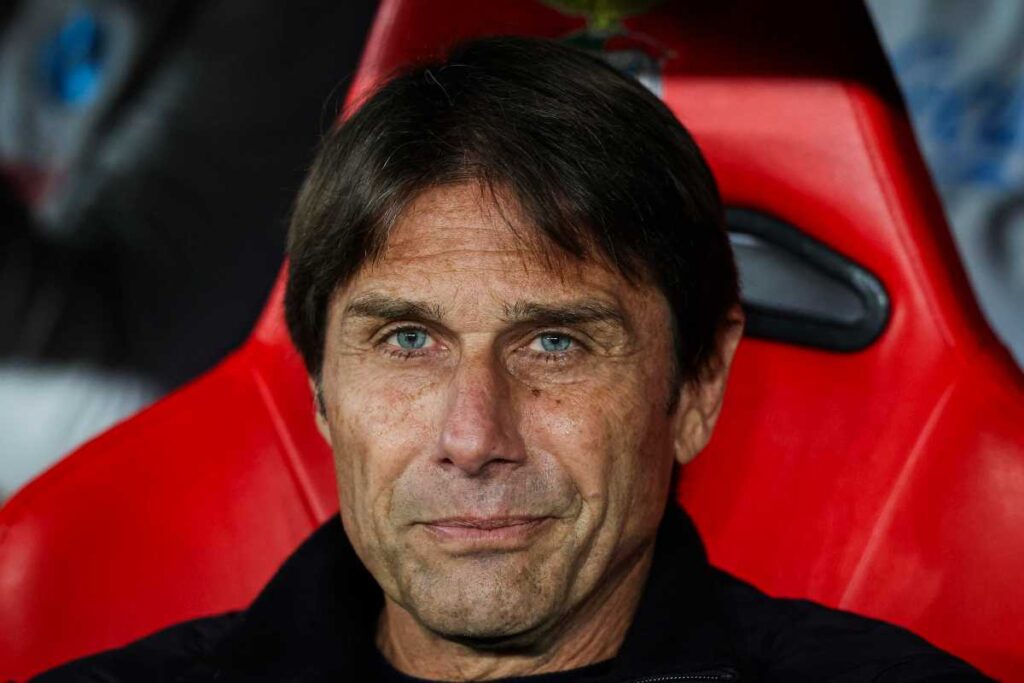 Antonio Conte seduto in panchina