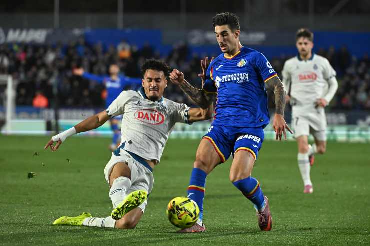 El Hilali prova a superare il suo marcatore