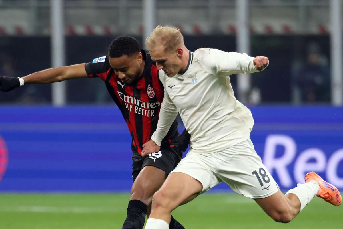 Isaksen contende il pallone a Nkunku