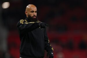 Mbeumo durante la fase di riscaldamento