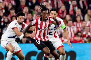 Nico Williams porta avanti il pallone