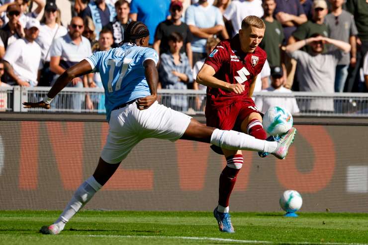 Nuno Tavares intercetta un pallone