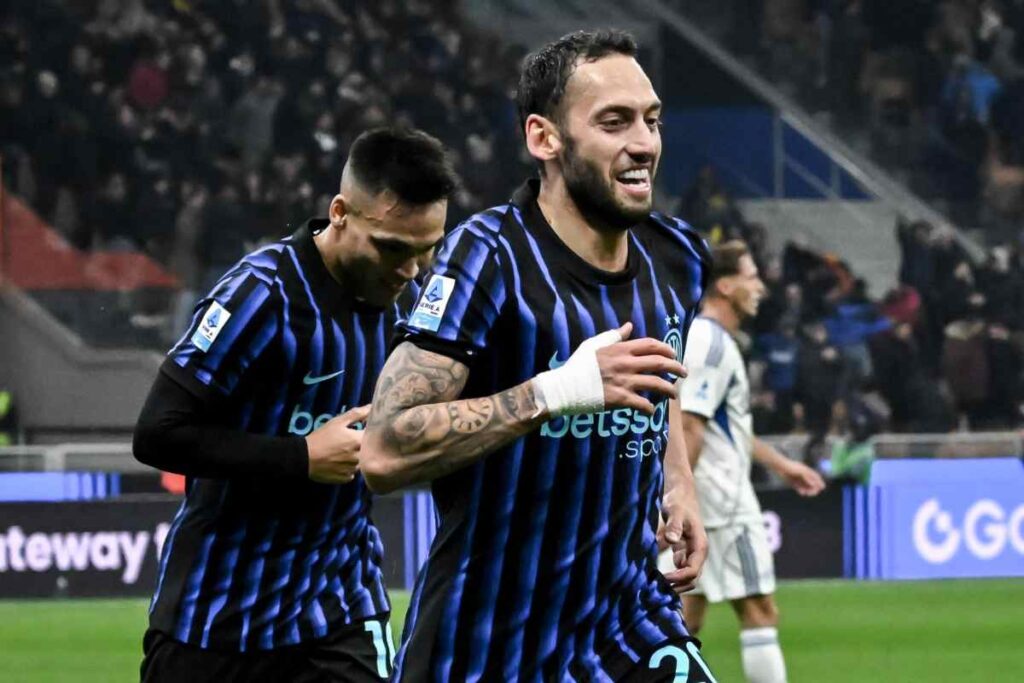 Hakan Calhanoglu corre a prendersi l'applauso del suo pubblico