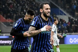 Hakan Calhanoglu corre a prendersi l'applauso del suo pubblico