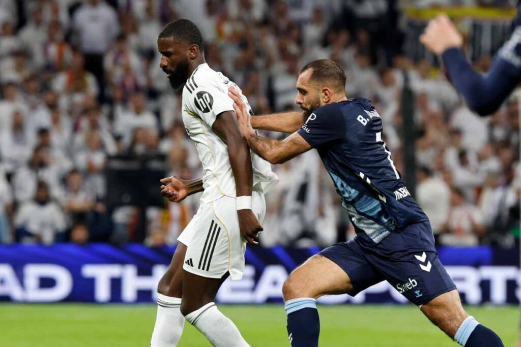 Borja Iglesias sgomita per trovare posizione