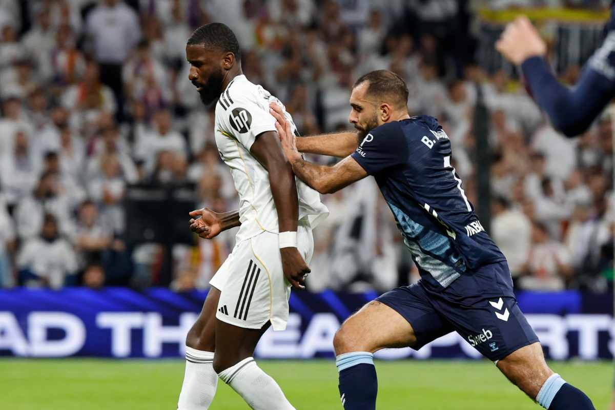 Borja Iglesias sgomita per trovare posizione