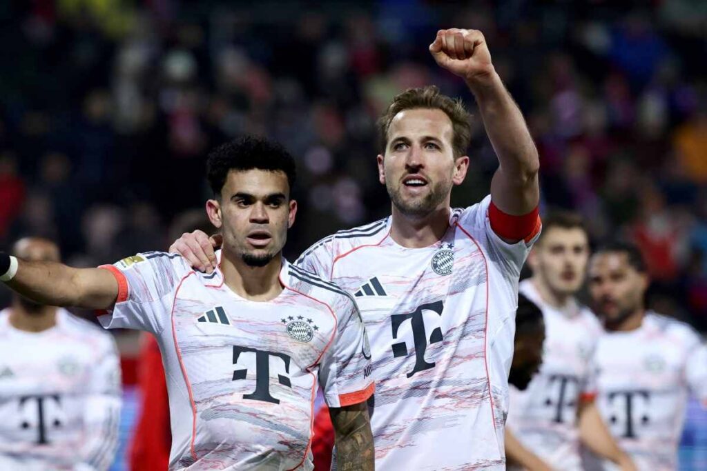 Kane esulta assieme a Luis Diaz