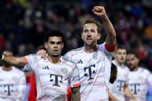 Kane esulta assieme a Luis Diaz