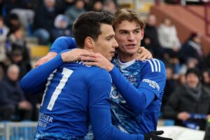 Nico Paz abbraccia il resto dei suoi compagni