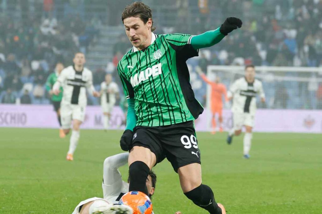 Pinamonti prova ad arrivare sul pallone