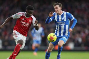 Saka insegue il pallone