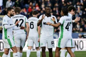 Berardi e Laurienté esultano con il resto dei compagni