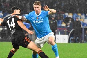 Hojlund elude l'intervento avversario