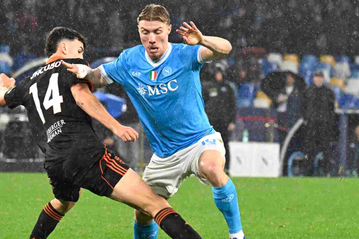 Hojlund elude l'intervento avversario