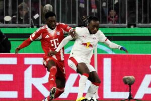 Diomande seguito dal suo avversario