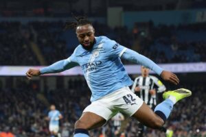 Semenyo prova il tiro