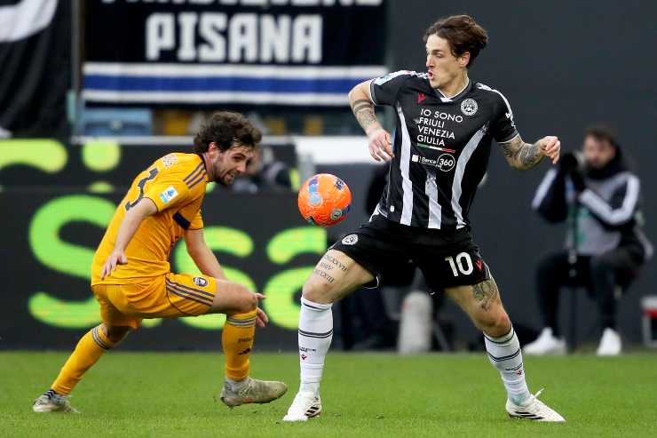 Zaniolo intento a stoppare un pallone