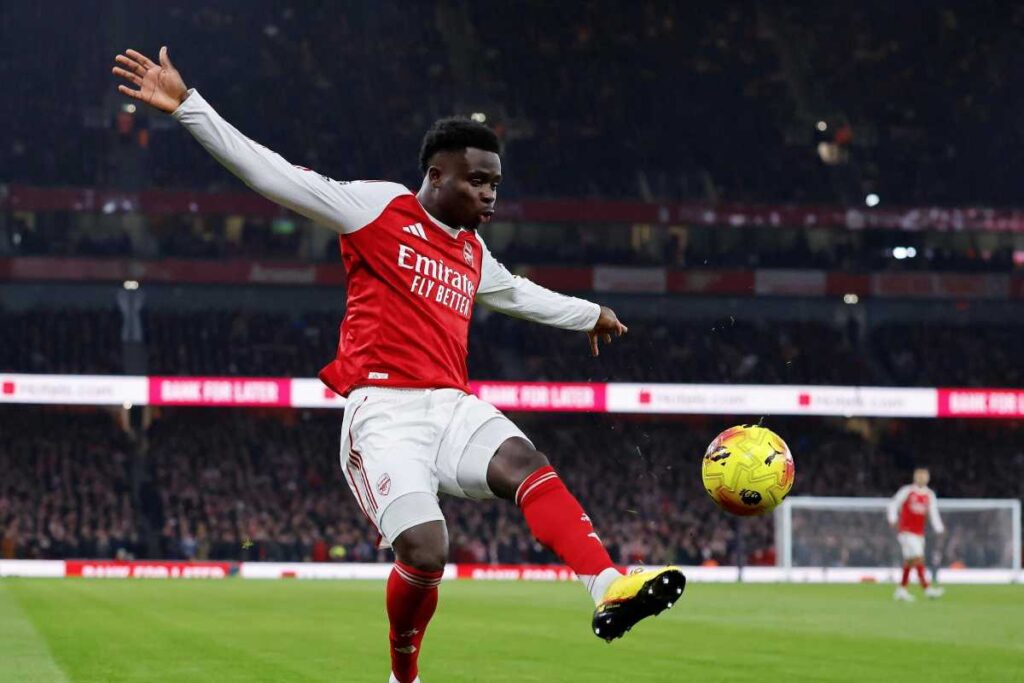 Saka in procinto di stoppare un pallone