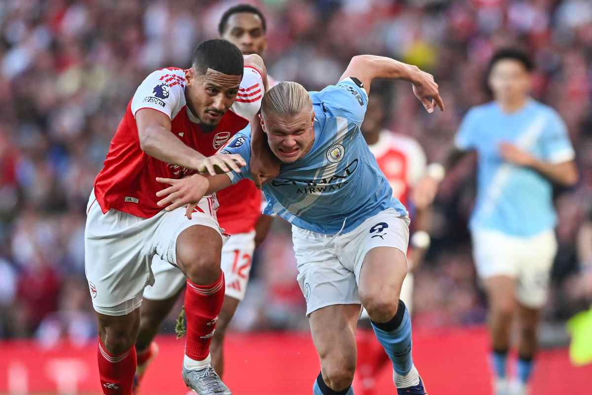 Haaland corpo a corpo con Gabriel