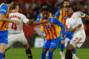 I giocatori del Siviglia pressano un avversario